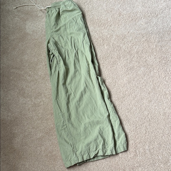 Uniqlo women’s green pants - Picture 3 of 7
